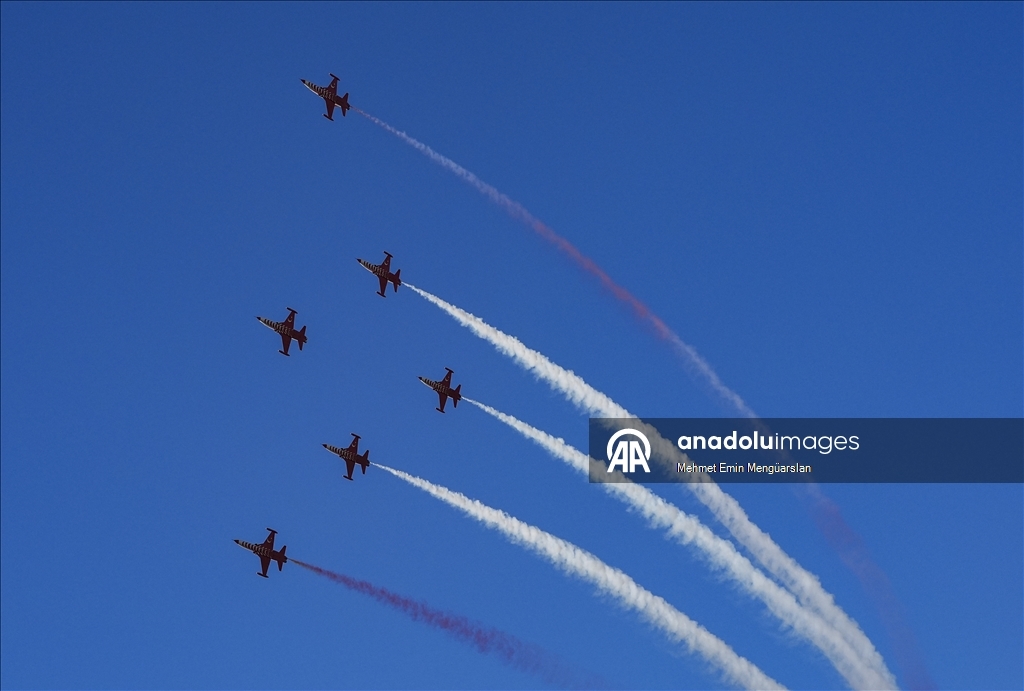 Turkish Stars perform air show to mark Izmir’s 103rd liberation anniversary
