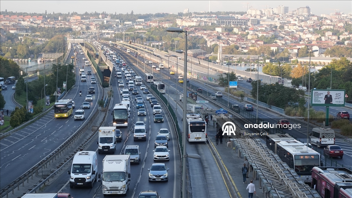 İstanbul'da yeni eğitim öğretim yılının ikinci gününde trafik yoğunluğu oluştu