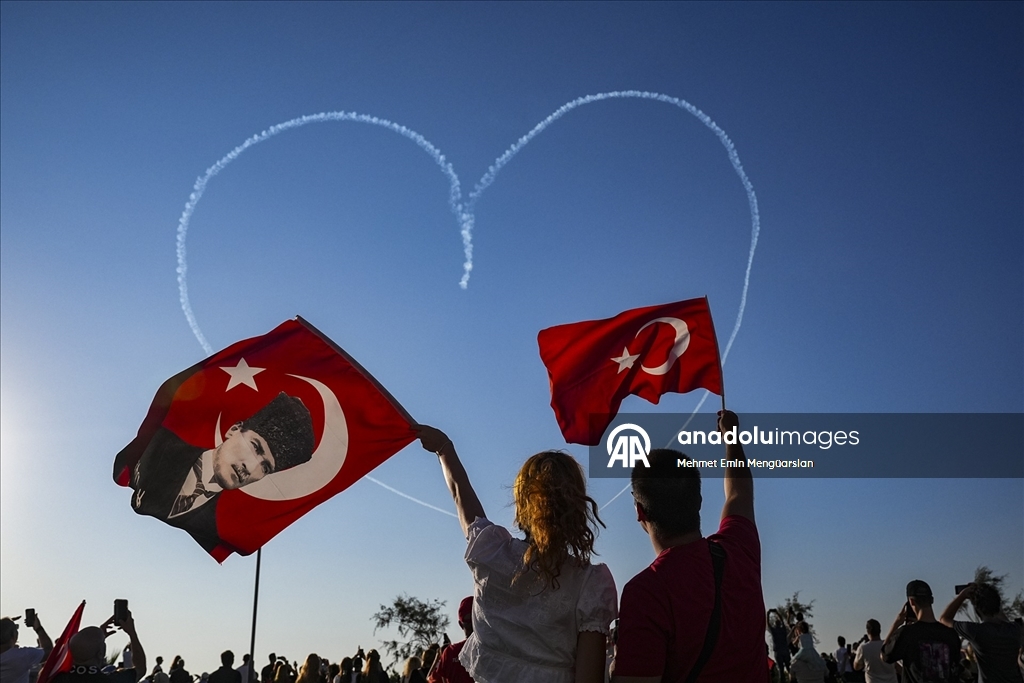 Türk Yıldızları ve SOLOTÜRK'ten İzmir'in kurtuluşunun 103. yılına özel gösteri