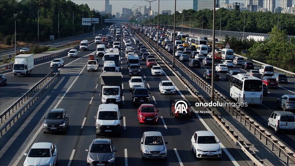 İstanbul'da haftanın ikinci iş gününde trafik yoğunluğu yaşanıyor