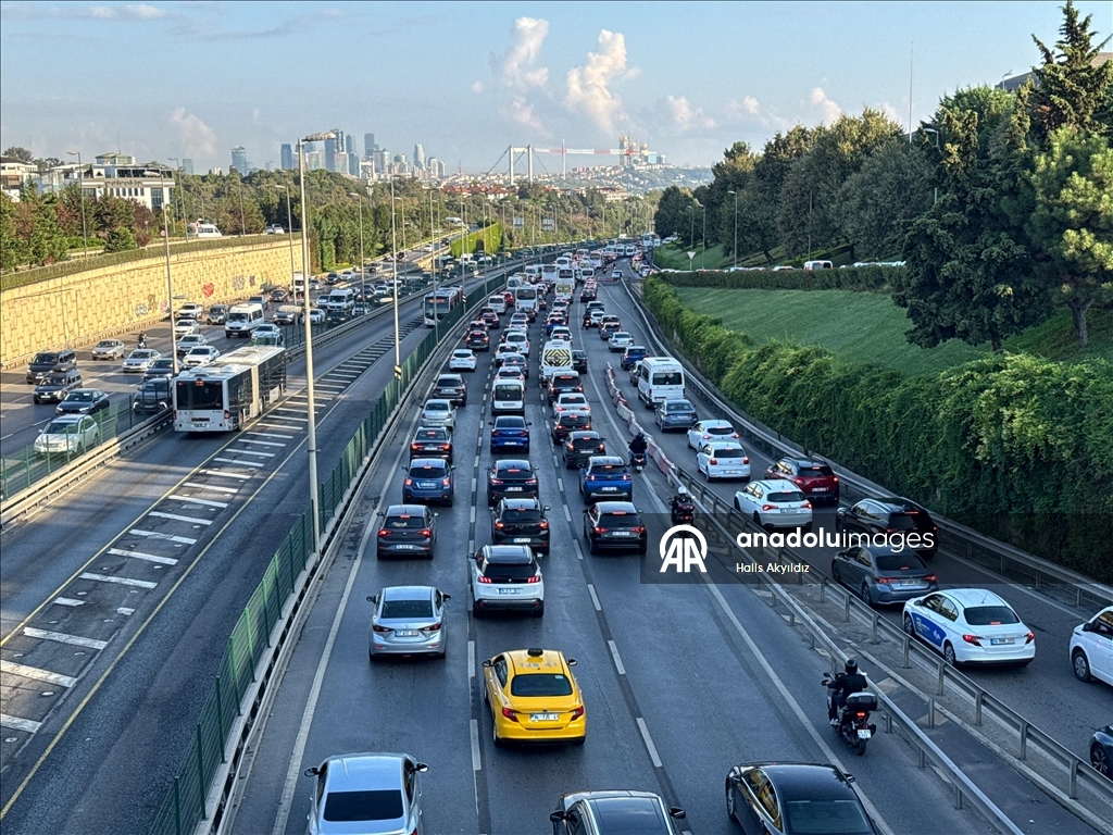 İstanbul'da yeni eğitim öğretim yılının ikinci gününde trafik yoğunluğu oluştu