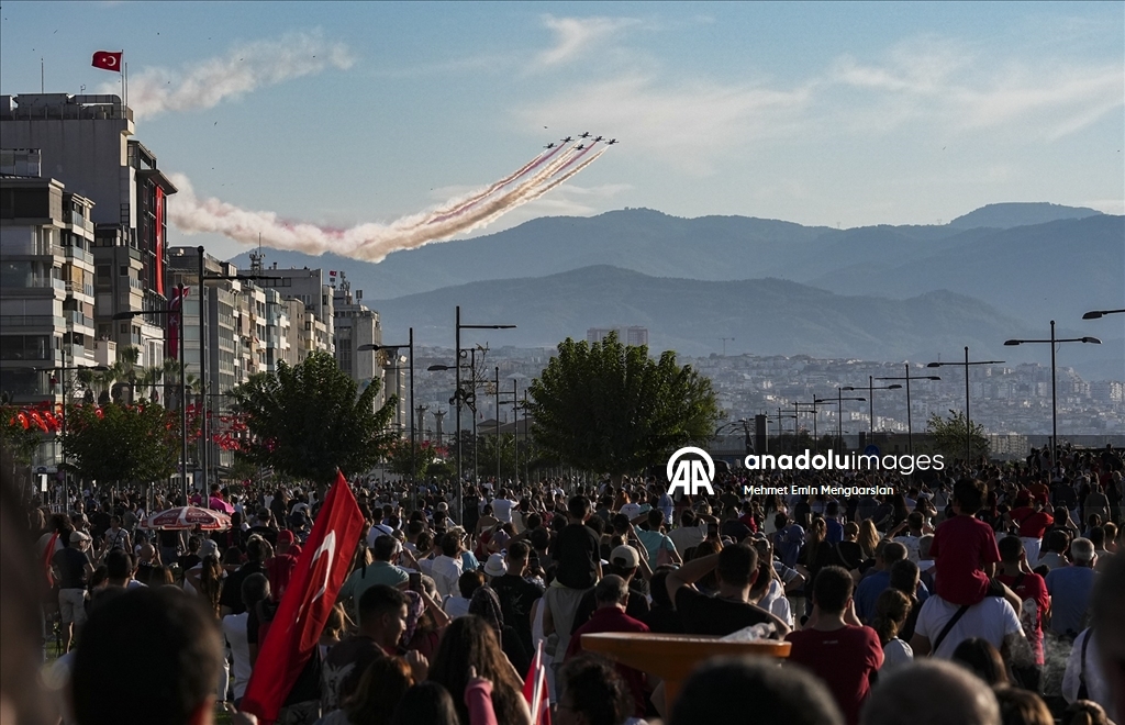 Türk Yıldızları ve SOLOTÜRK'ten İzmir'in kurtuluşunun 103. yılına özel gösteri