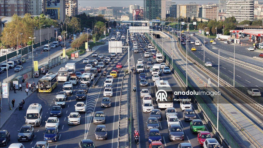 İstanbul'da yeni eğitim öğretim yılının ikinci gününde trafik yoğunluğu oluştu