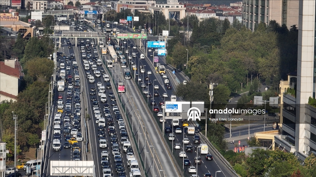 İstanbul'da haftanın ikinci iş gününde trafik yoğunluğu yaşanıyor