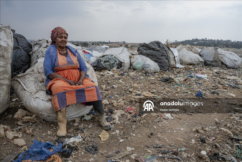 Johannesburg’da çok sayıda kişi çöpten topladıkları malzemeleri satarak geçimini sağlıyor