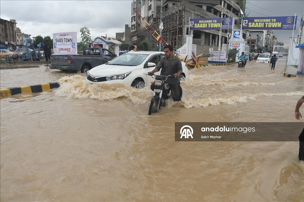 Pakistan'ın Karaçi kentinde muson yağmurları etkili oldu