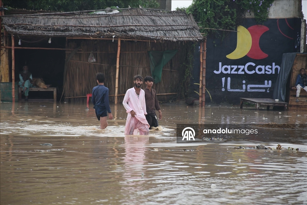 Pakistan'ın Karaçi kentinde muson yağmurları etkili oldu