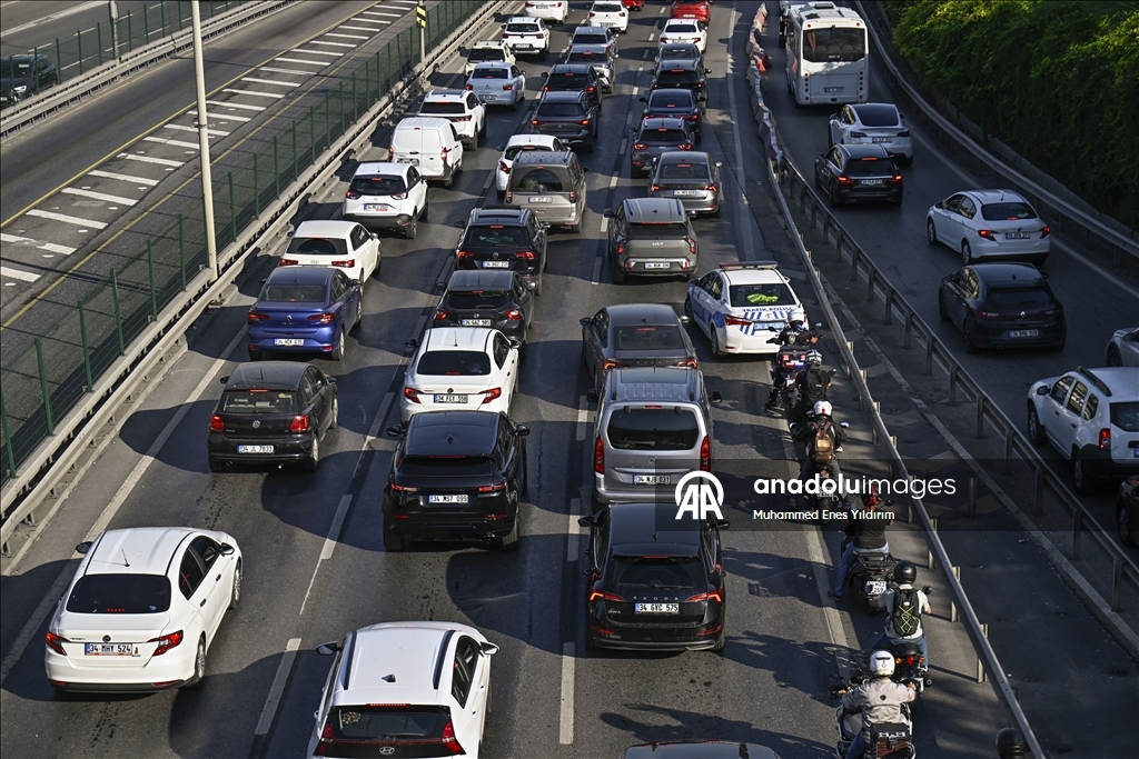İstanbul'da haftanın üçüncü iş gününde trafik yoğunluğu yaşanıyor
