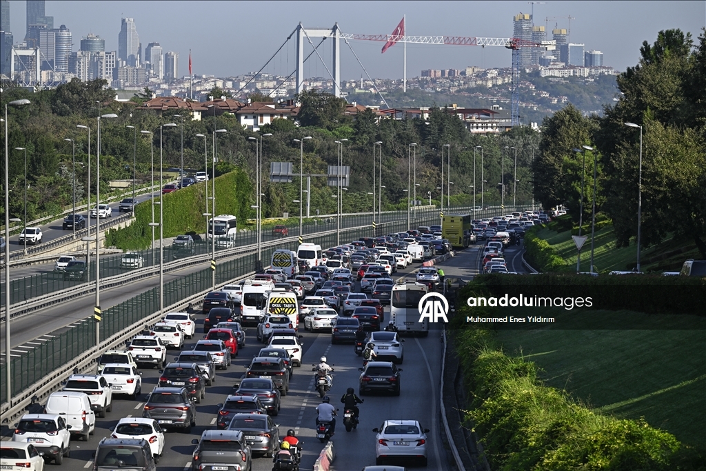 İstanbul'da haftanın üçüncü iş gününde trafik yoğunluğu yaşanıyor
