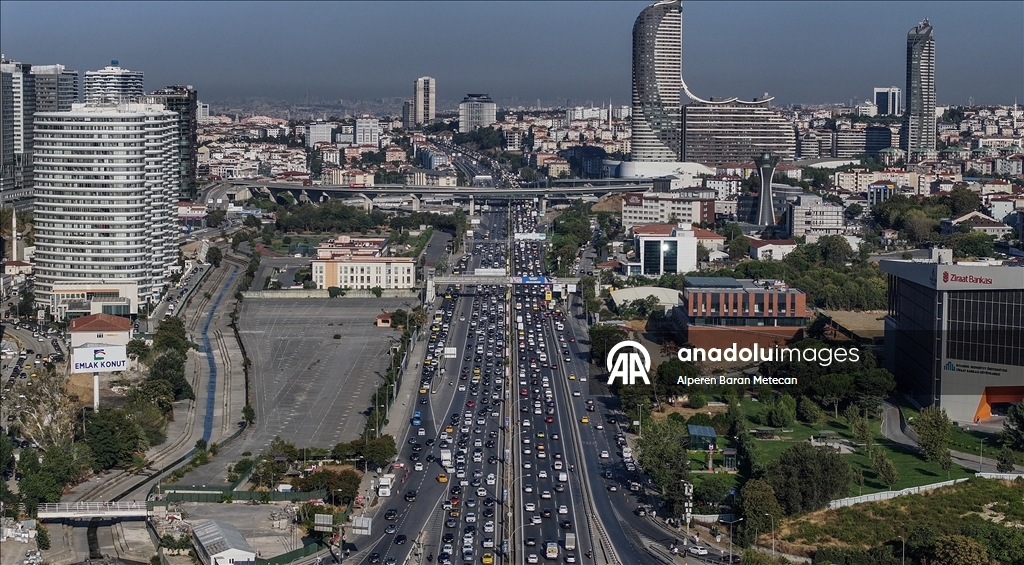 İstanbul'da haftanın üçüncü iş gününde trafik yoğunluğu yaşanıyor
