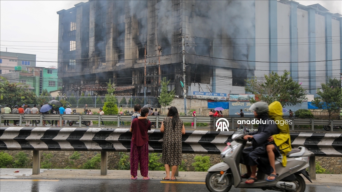 Şiddetli protestolarla çalkalanan Nepal'de ordu sokağa indi