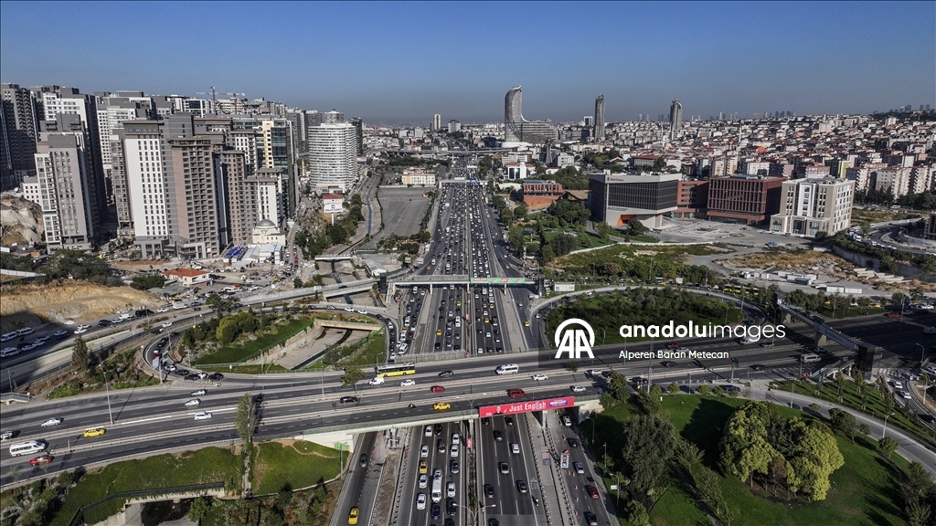 İstanbul'da haftanın üçüncü iş gününde trafik yoğunluğu yaşanıyor