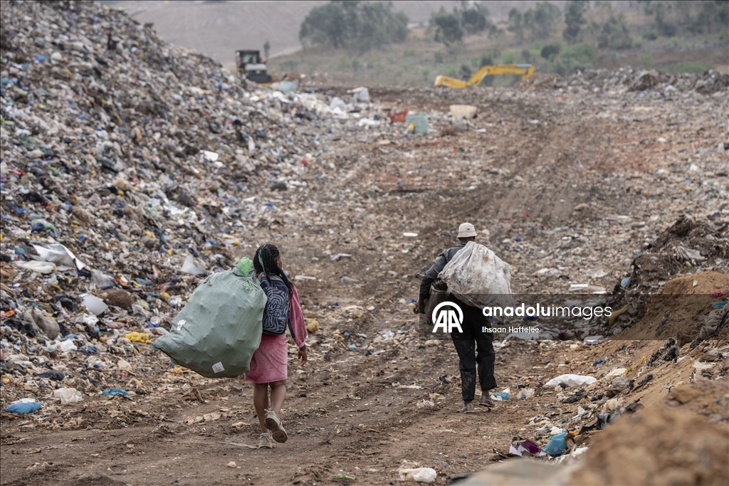 Johannesburg’da çok sayıda kişi çöpten topladıkları malzemeleri satarak geçimini sağlıyor