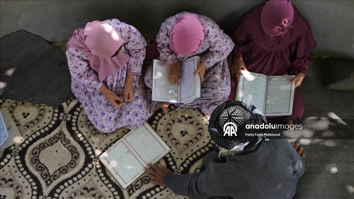 Kerküklü Derviş hem çobanlık yapıyor hem çocuklara Kur’an-ı Kerim öğretiyor