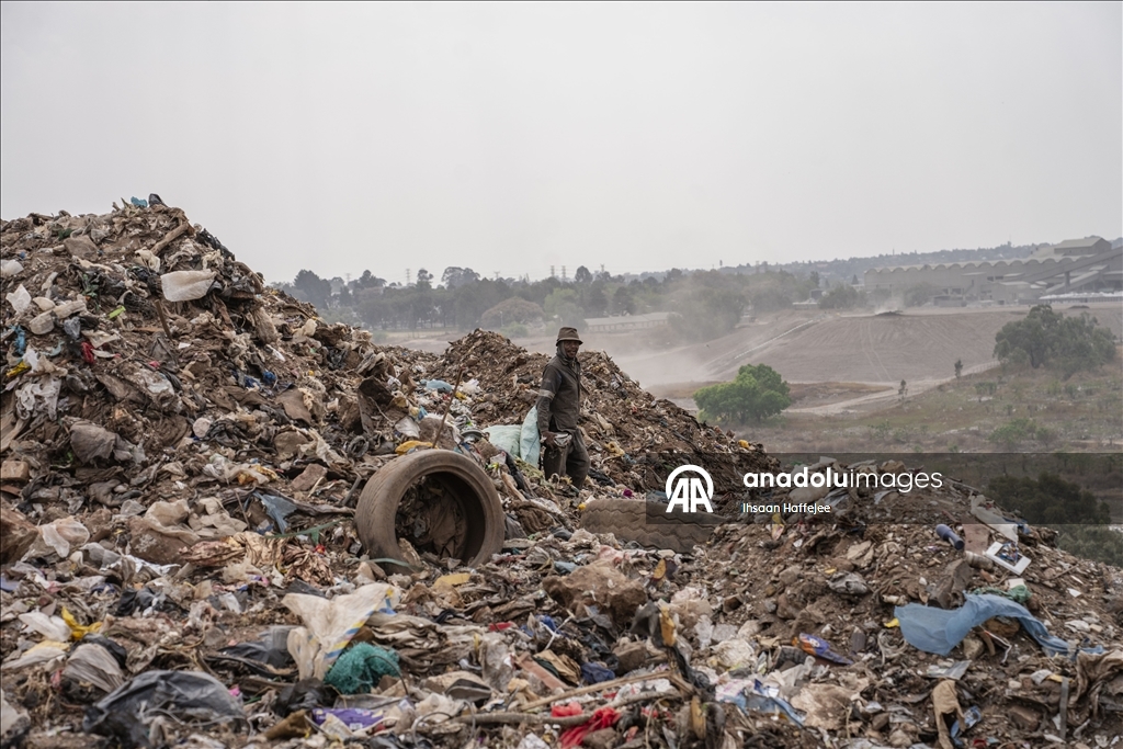 Johannesburg’da çok sayıda kişi çöpten topladıkları malzemeleri satarak geçimini sağlıyor