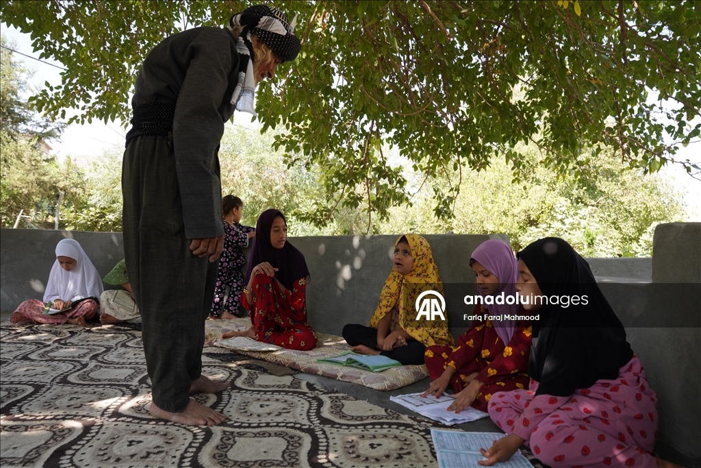 Kerküklü Derviş hem çobanlık yapıyor hem çocuklara Kur’an-ı Kerim öğretiyor