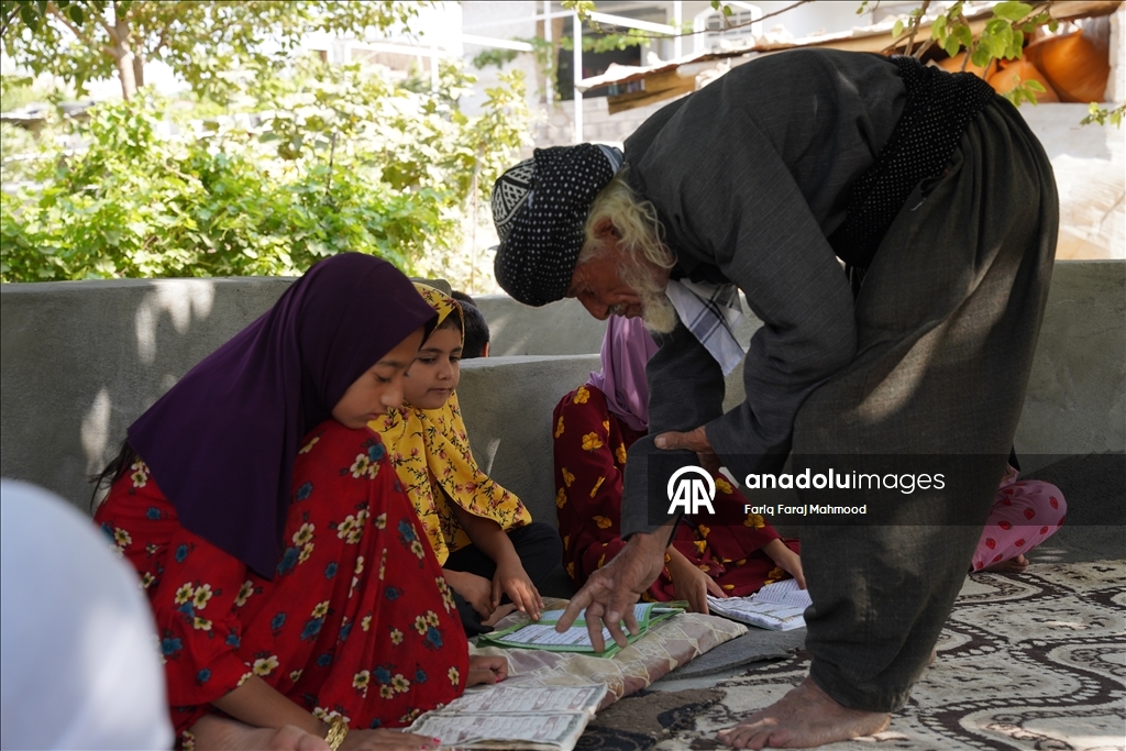 Kerküklü Derviş hem çobanlık yapıyor hem çocuklara Kur’an-ı Kerim öğretiyor