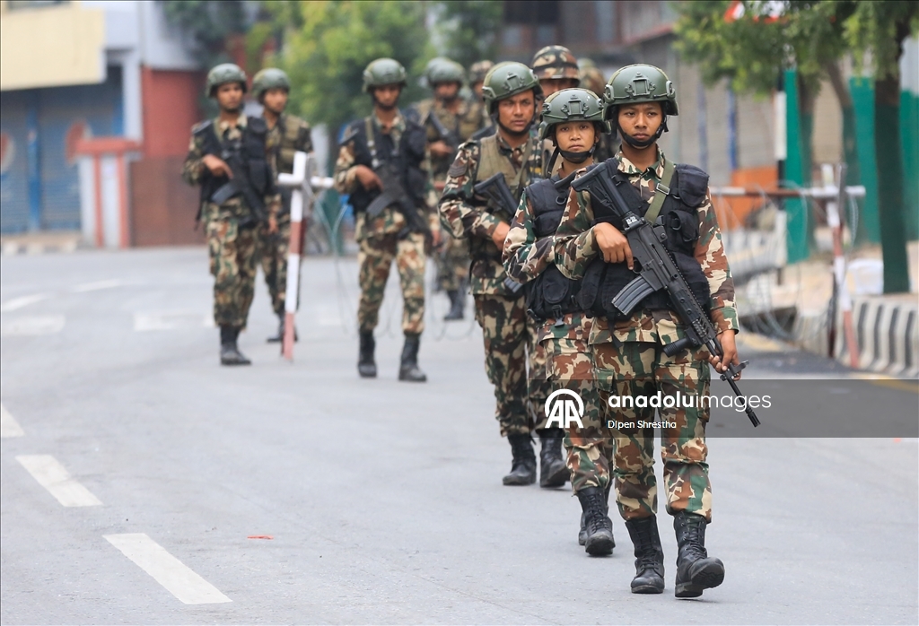 Şiddetli protestolarla çalkalanan Nepal'de ordu sokağa indi