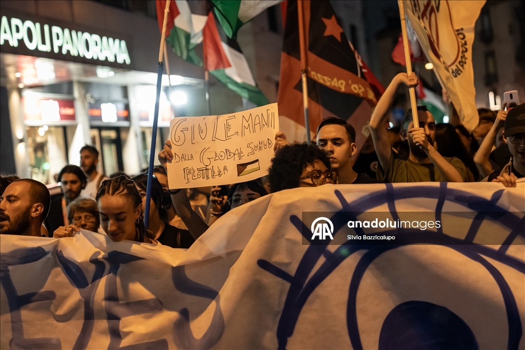 Napoli'deki Filistin destekçileri, Küresel Sumud Filosu’na yapılan saldırıyı protesto etti