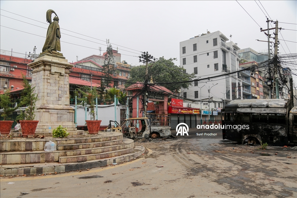 Şiddetli protestolarla çalkalanan Nepal'de ordu sokağa indi