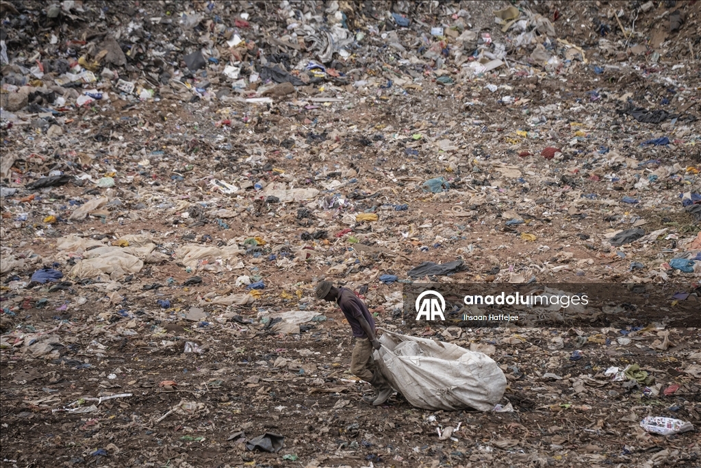 Johannesburg’da çok sayıda kişi çöpten topladıkları malzemeleri satarak geçimini sağlıyor