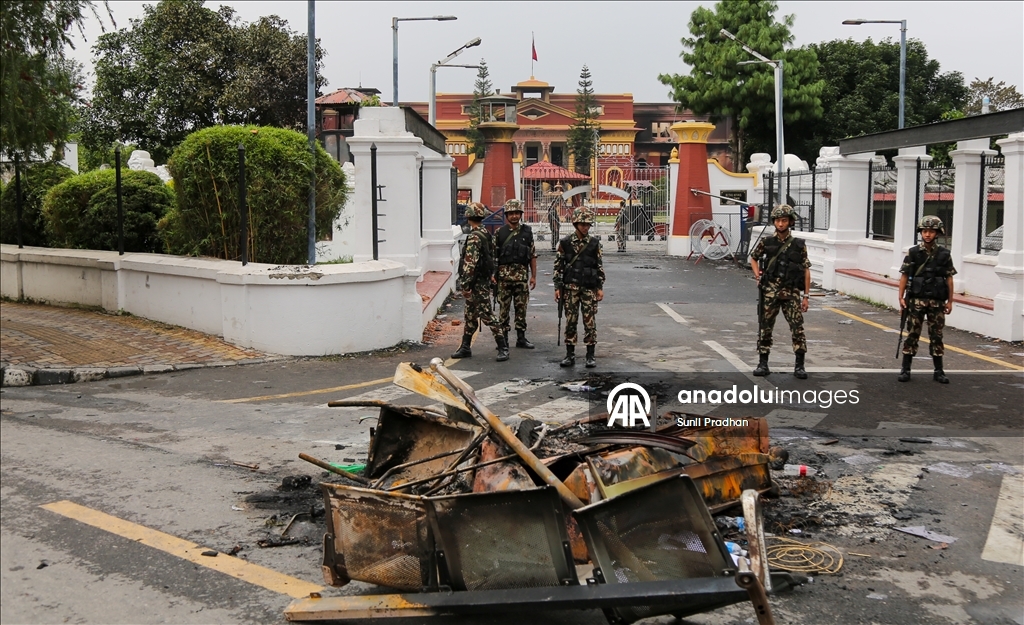 Şiddetli protestolarla çalkalanan Nepal'de ordu sokağa indi