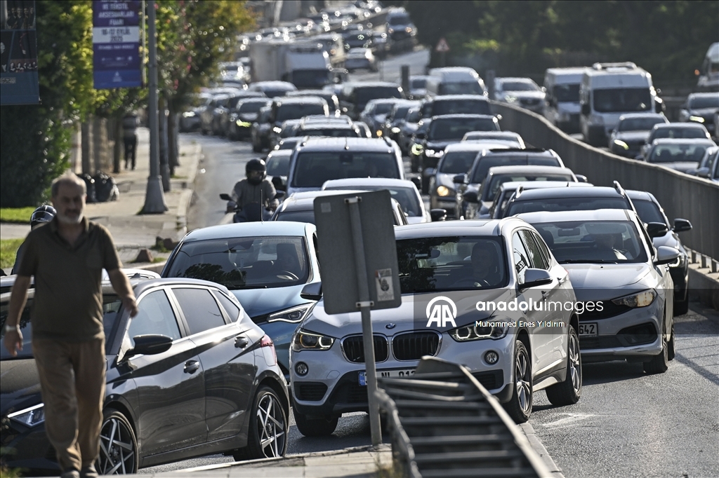 İstanbul'da haftanın üçüncü iş gününde trafik yoğunluğu yaşanıyor