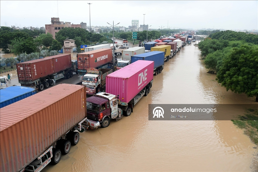 Pakistan'ın Karaçi kentinde muson yağmurları etkili oldu