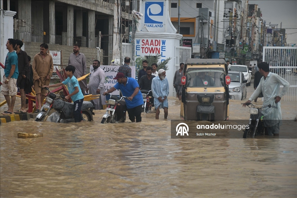 Pakistan'ın Karaçi kentinde muson yağmurları etkili oldu