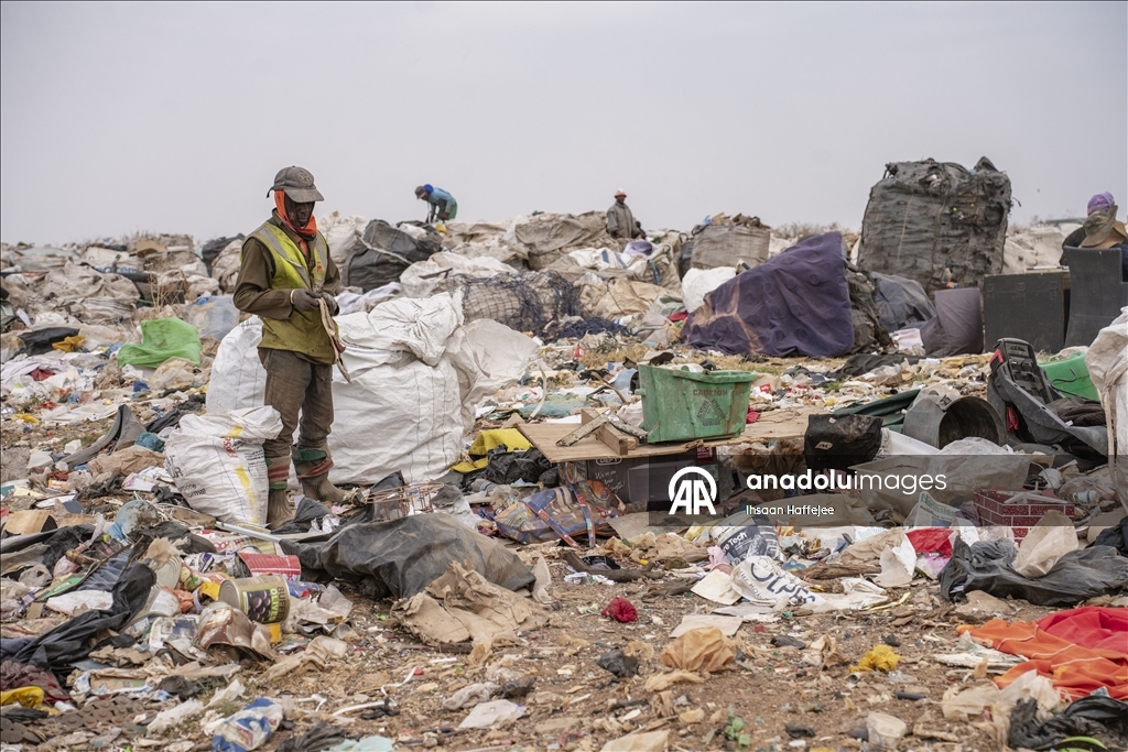 Johannesburg’da çok sayıda kişi çöpten topladıkları malzemeleri satarak geçimini sağlıyor