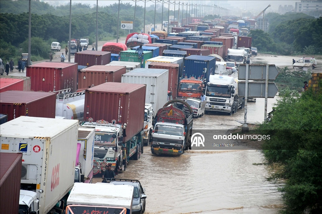 Pakistan'ın Karaçi kentinde muson yağmurları etkili oldu