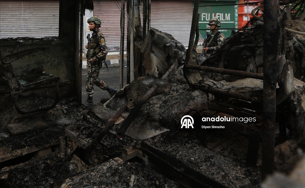Şiddetli protestolarla çalkalanan Nepal'de ordu sokağa indi