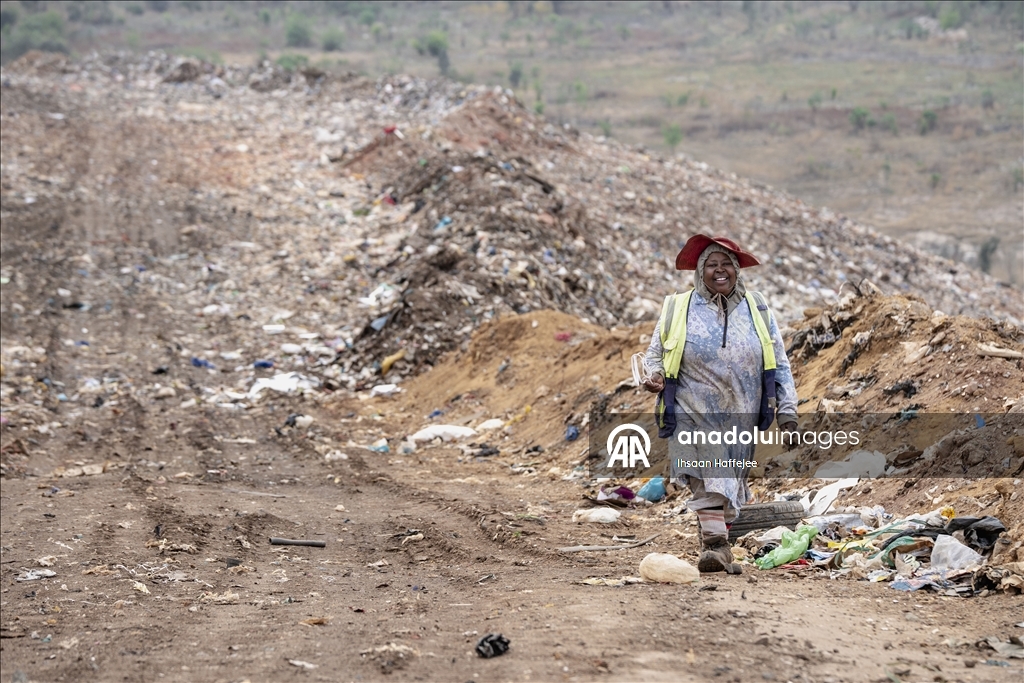 Johannesburg’da çok sayıda kişi çöpten topladıkları malzemeleri satarak geçimini sağlıyor