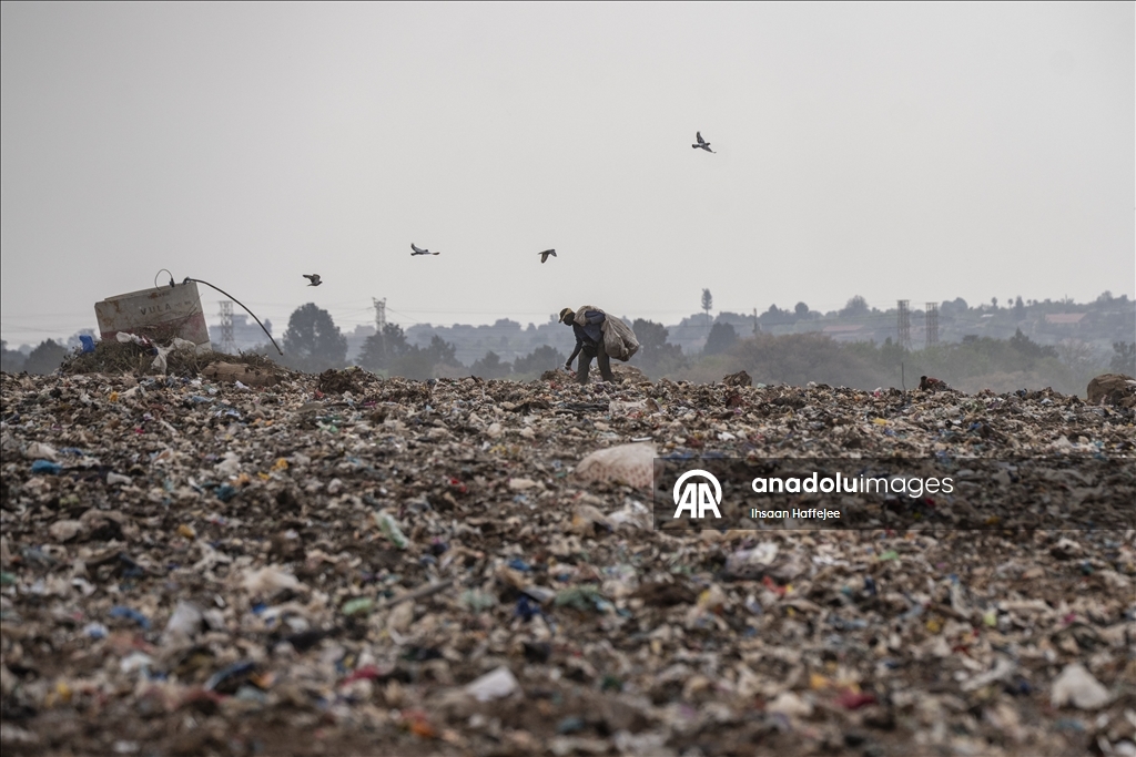 Johannesburg’da çok sayıda kişi çöpten topladıkları malzemeleri satarak geçimini sağlıyor