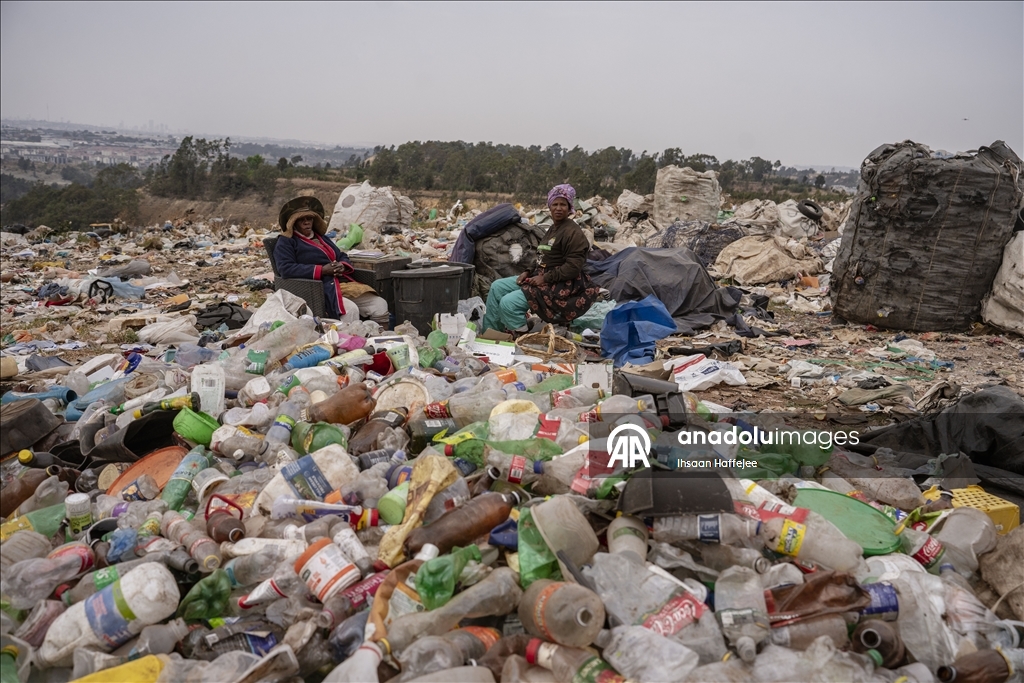 Johannesburg’da çok sayıda kişi çöpten topladıkları malzemeleri satarak geçimini sağlıyor