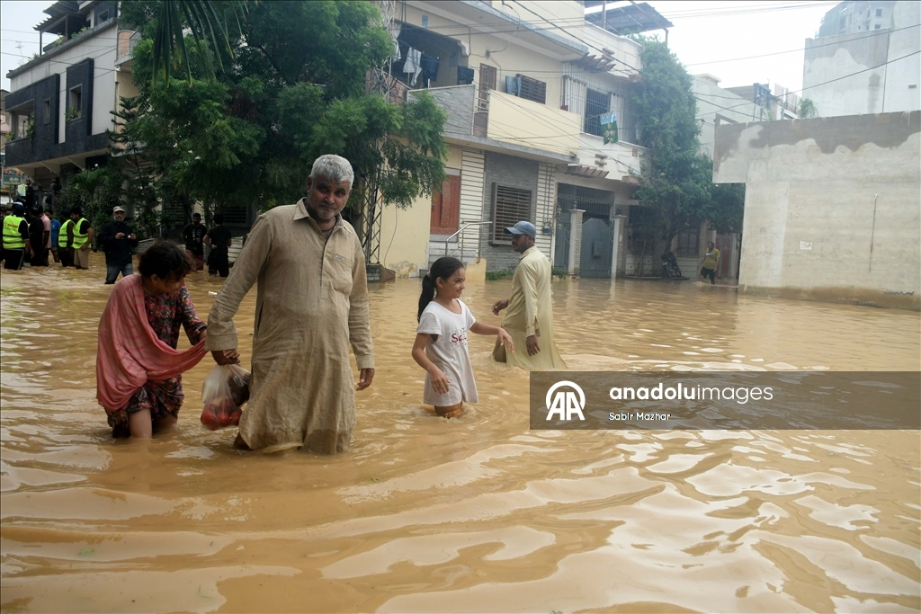 Pakistan'ın Karaçi kentinde muson yağmurları etkili oldu