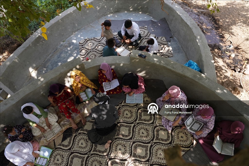 Kerküklü Derviş hem çobanlık yapıyor hem çocuklara Kur’an-ı Kerim öğretiyor
