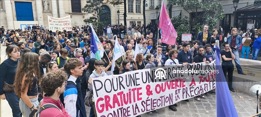 Paris'teki gösterilere Sorbonne öğrencileri de katıldı