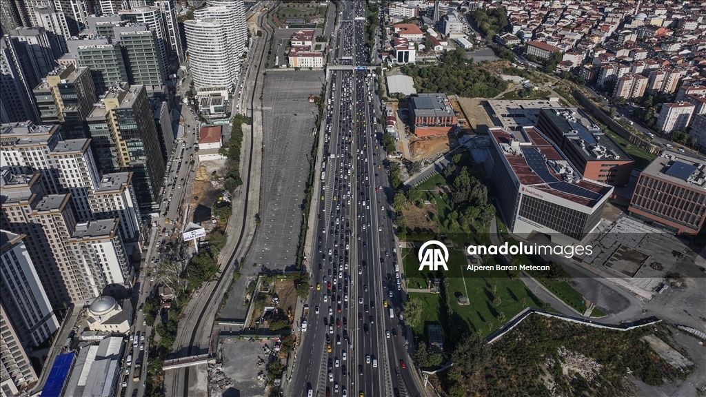 İstanbul'da haftanın üçüncü iş gününde trafik yoğunluğu yaşanıyor