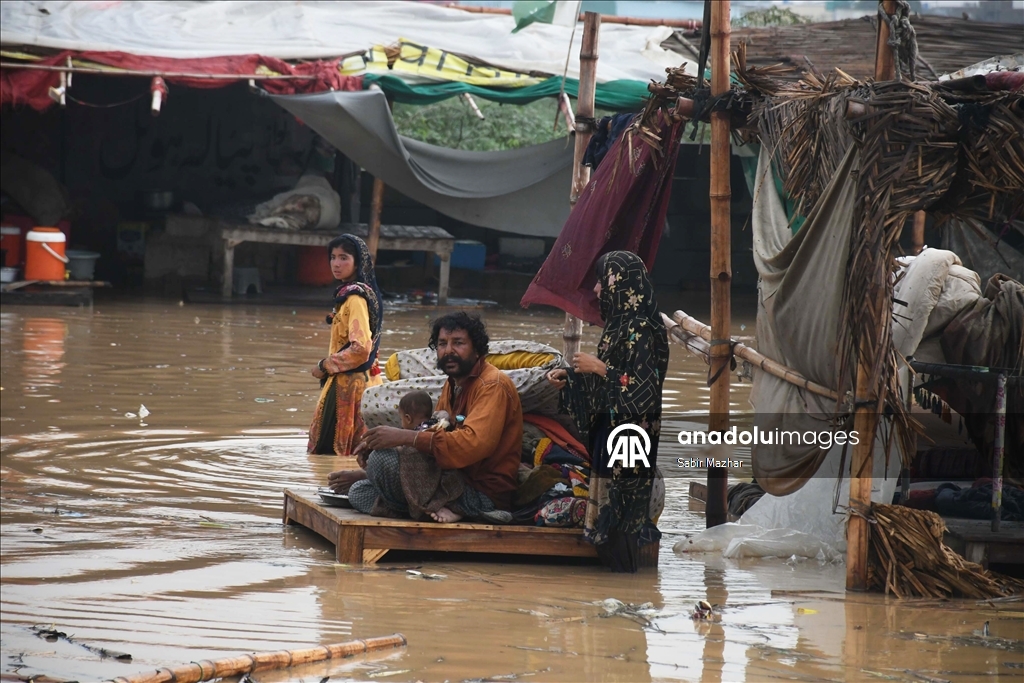 Pakistan'ın Karaçi kentinde muson yağmurları etkili oldu