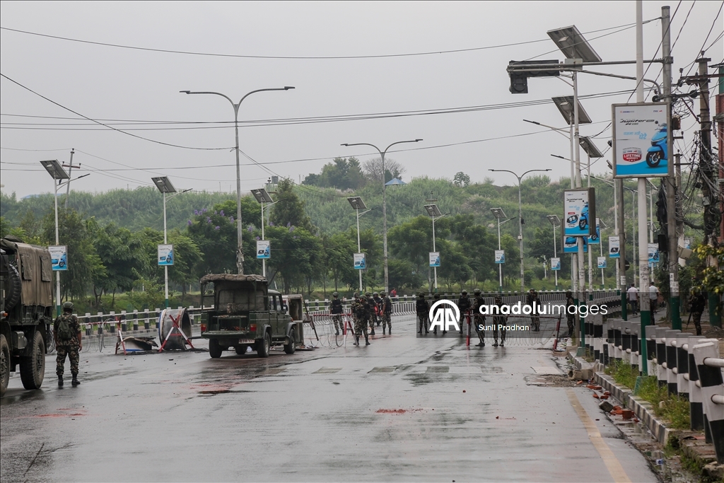 Şiddetli protestolarla çalkalanan Nepal'de ordu sokağa indi