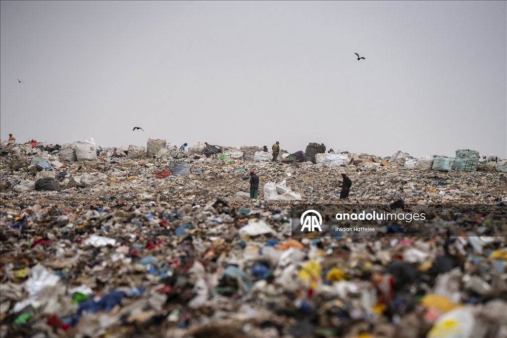 Johannesburg’da çok sayıda kişi çöpten topladıkları malzemeleri satarak geçimini sağlıyor