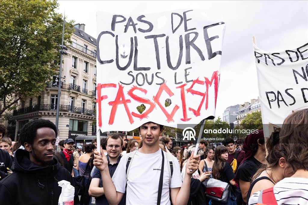 Fransa'da Macron karşıtı gösterilerde polisle protestocular çatıştı