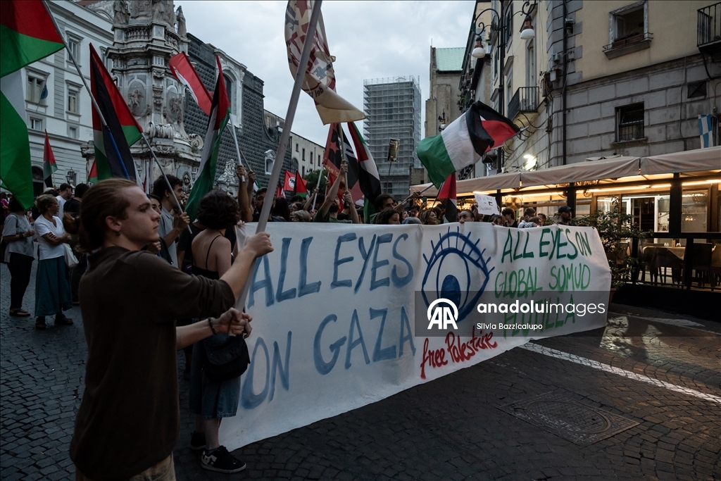 Napoli'deki Filistin destekçileri, Küresel Sumud Filosu’na yapılan saldırıyı protesto etti