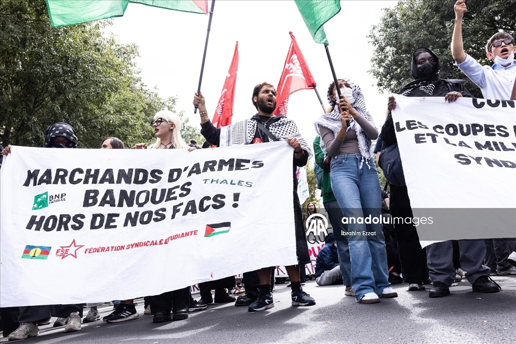 Fransa'da Macron karşıtı gösterilerde polisle protestocular çatıştı