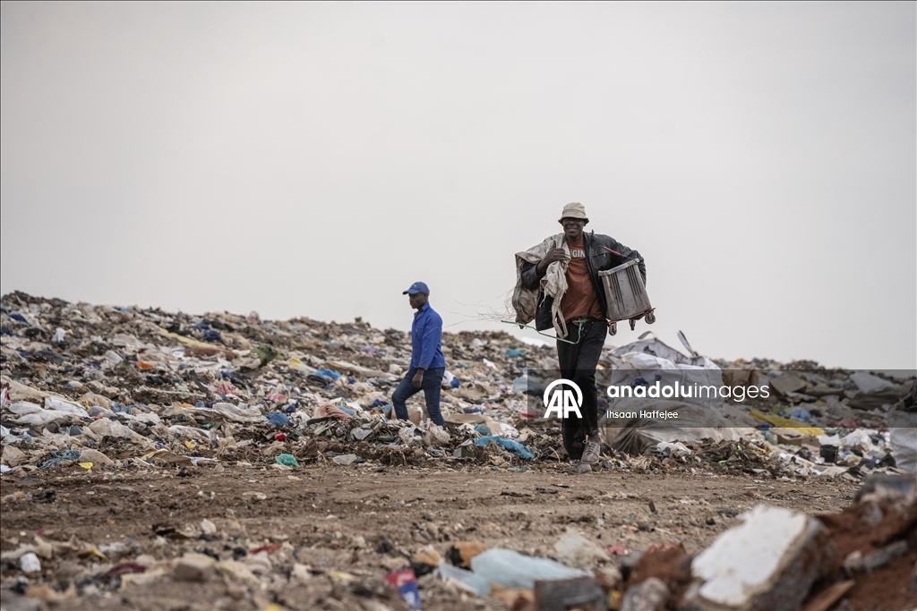 Johannesburg’da çok sayıda kişi çöpten topladıkları malzemeleri satarak geçimini sağlıyor