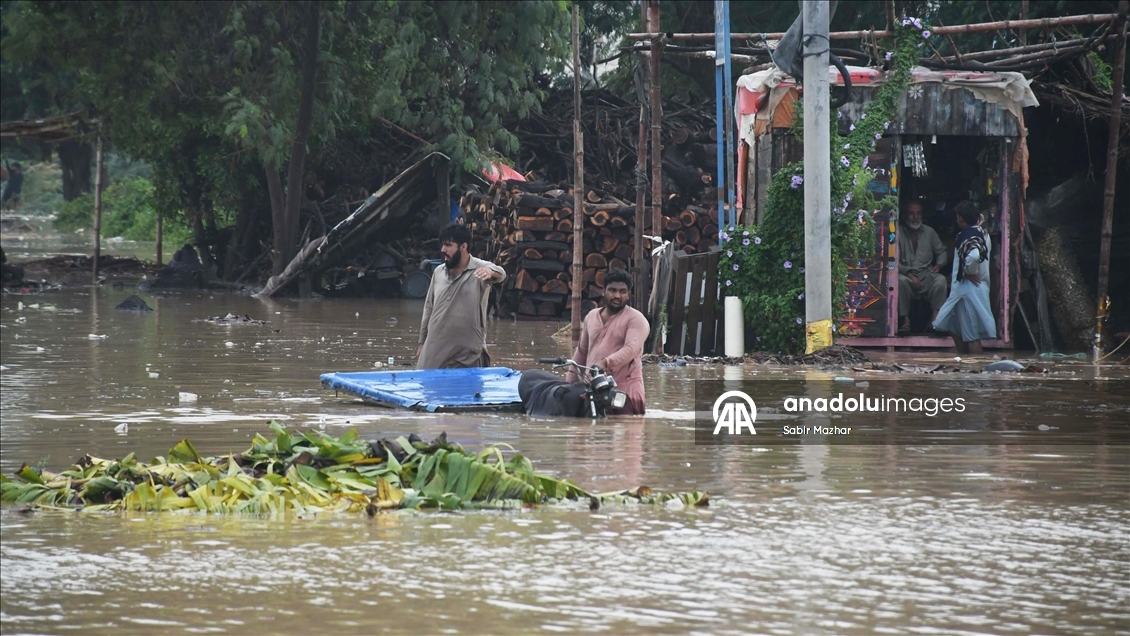 Pakistan'ın Karaçi kentinde muson yağmurları etkili oldu