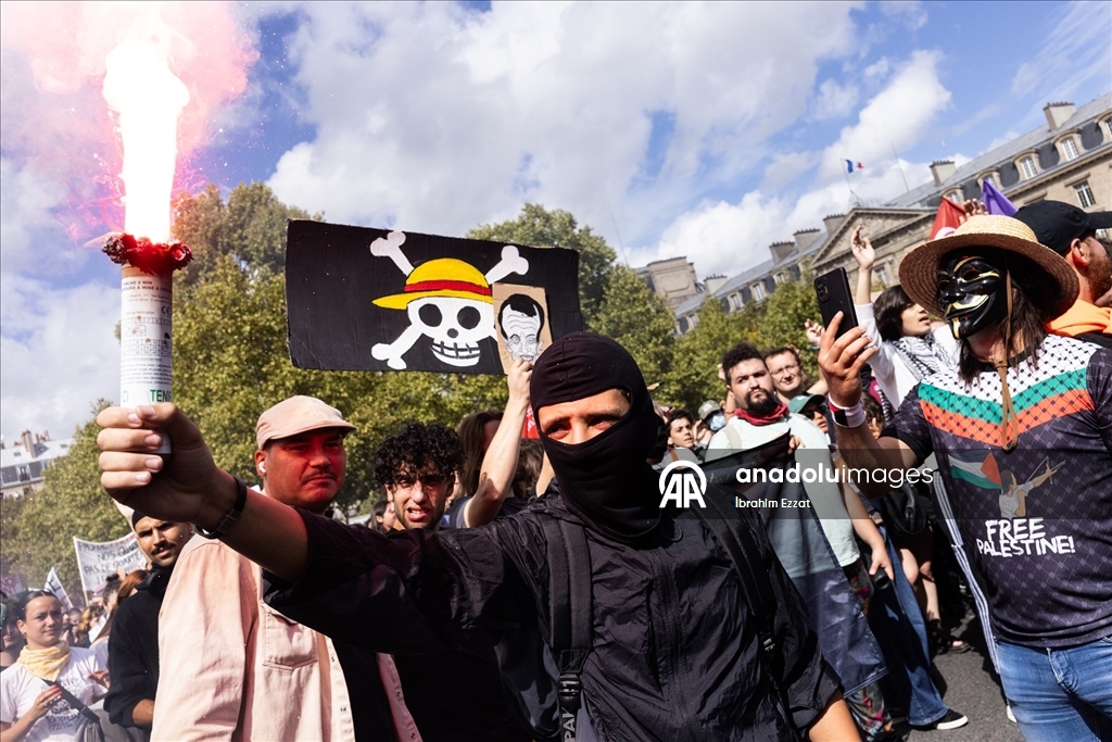 Fransa'da Macron karşıtı gösterilerde polisle protestocular çatıştı