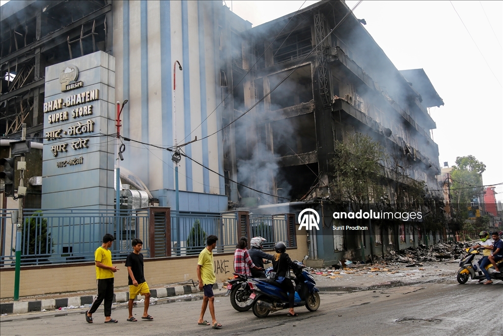 Şiddetli protestolarla çalkalanan Nepal'de ordu sokağa indi