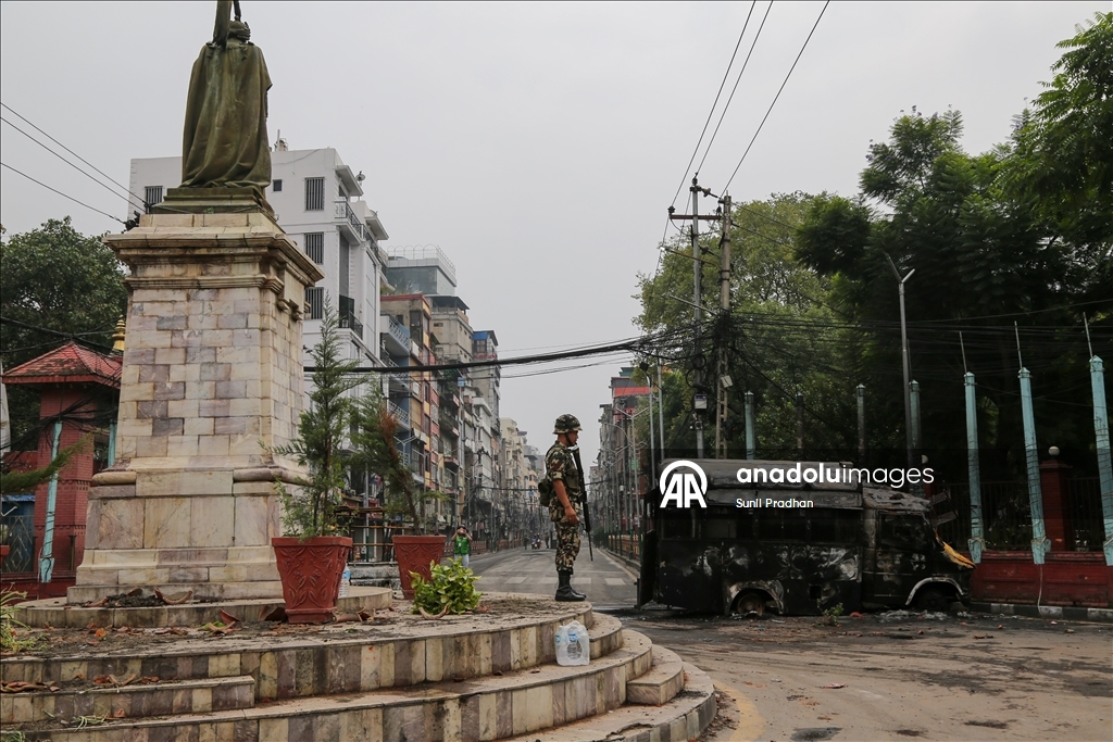 Şiddetli protestolarla çalkalanan Nepal'de ordu sokağa indi
